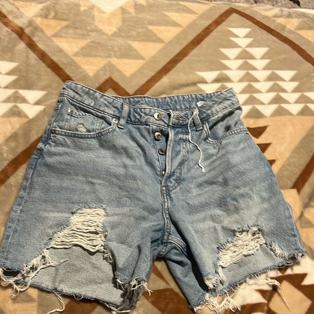 I’m selling denim shorts that are a size 6